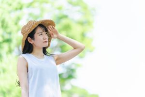 日差しを気にする女性